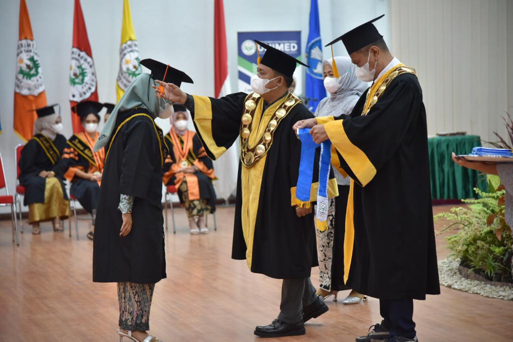 Rektor Unimed Dr Syamsul Gultom MKes melakukan wisuda kepada perwakilan para wisudawan di kampus Unimed, Medan.