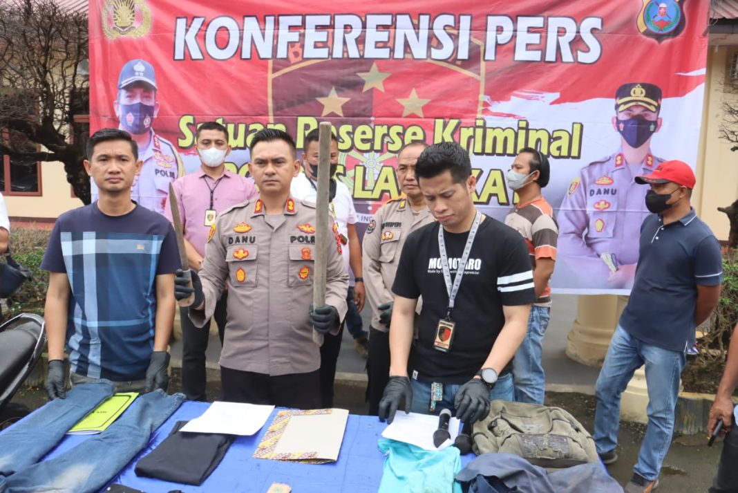 Kapolres Langkat AKBP Danu Pamungkas Totok menunjukkan barang bukti senjata tajam yang digunakan pelaku untuk membunuh korban dalam press rilis di Mapolres Langkat.