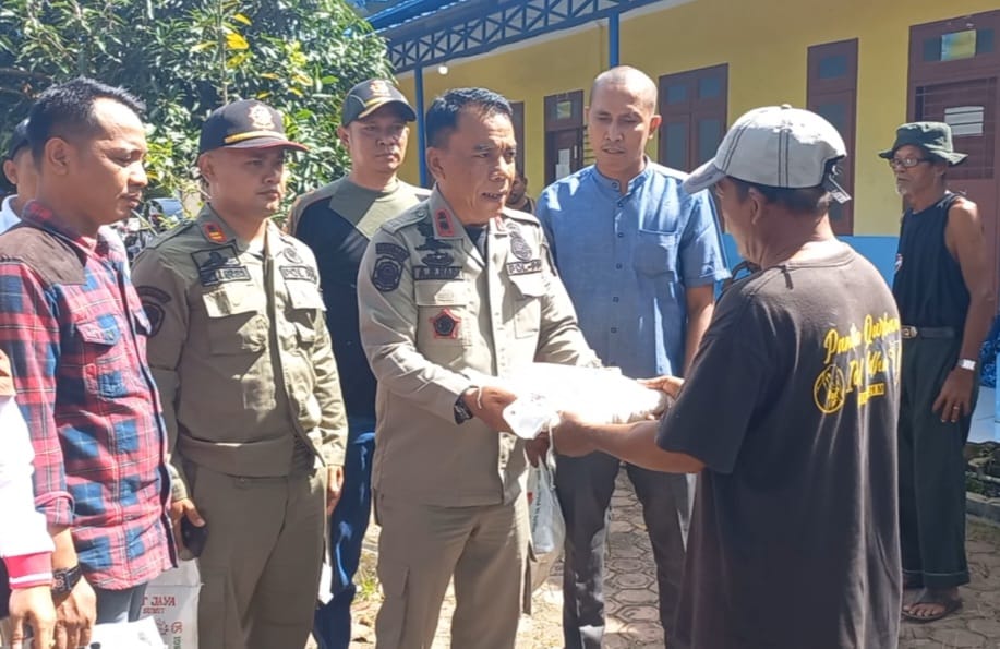 Satpol PP Pemkab Batubara berkolaborasi dengan Kadin Batubara menyalurkan bantuan bahan pangan untuk para korban banjir yang diserahkan ke Posko banjir di eks Kantor Kominfo Batu Bara di Desa Gambus Laut, Kecamatan Lima Puluh Pesisir.