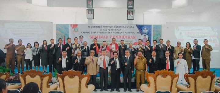 Bupati Humbahas Dosmar Banjarnahor foto bersama dengan para narasumber dan peserta Seminar Pendidikan Nasional, di Aula Huta Mas Komplek Perkantoran Tano Tubu, Kecamatan Doloksanggul.