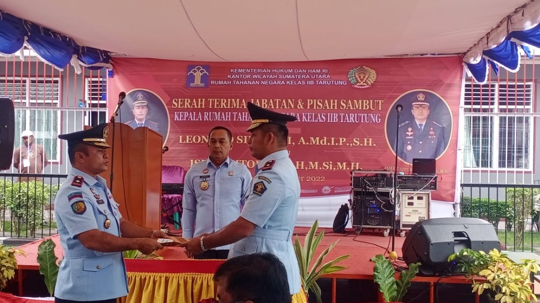 Kepala Divisi Pemasyarakatan Kanwil Kemenkumham Sumut Erwedi Supriyatno menyaksikan acara serah terima jabatan dan pisah sambut Kepala Rutan Kelas II B Tarutung yang digelar di Lapangan Serba Guna Rutan Tarutung.