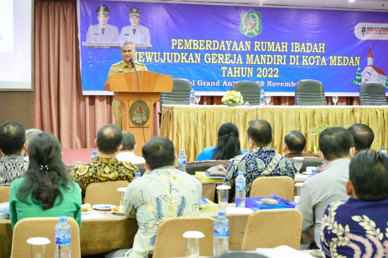 Asisten Pemerintahan dan Kesejahteraan Rakyat Kota Medan Muhammad Sofyan saat membuka sosialisasi pemberdayaan rumah ibadah mewujudkan gereja mandiri di Medan, Hotel Grand Antares Medan.