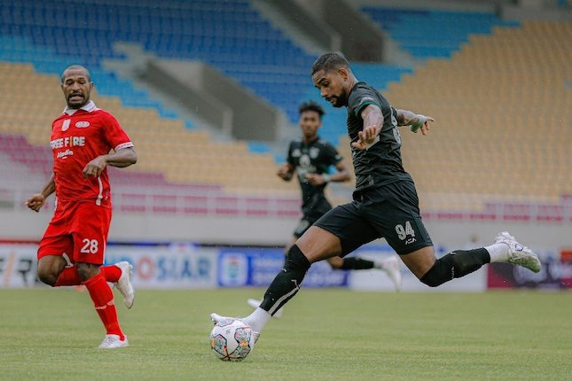 Aksi Silvio Junior dalam laga Persis Solo vs Persebaya Surabaya.