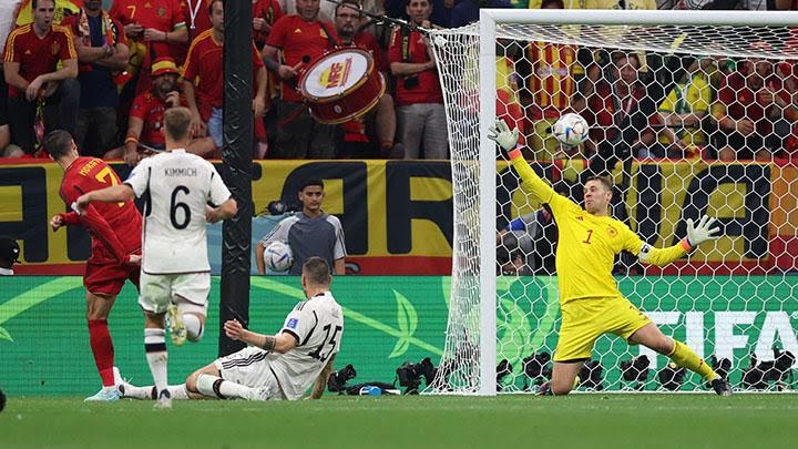 Pemain Spanyol Alvaro Morata mencetak gol pertama pada laga kedua Grup E antara Spanyol vs Jerman di Stadion Al Bayt, Al Khor, Qatar.