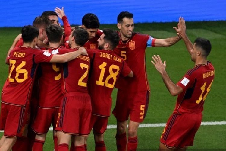Para pemain timnas Spanyol merayakan gol Ferran Torres ke gawang Kosta Rika pada laga matchday pertama Grup E Piala Dunia 2022 di Stadion Al Thumama, Qatar.