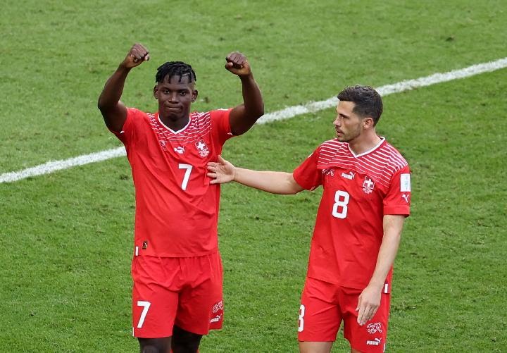 Pemain Swiss Breel Embolo merayakan gol ke gawang Kamerun bersama Remo Freuler dalam pertandingan Piala Dunia 2022.