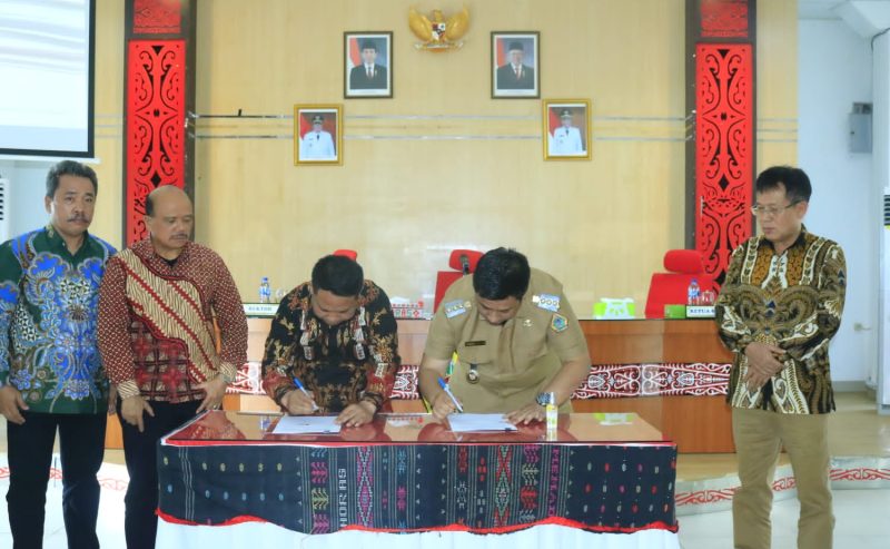 Penandatangan MoU oleh Bupati Samosir Vandiko T Gultom ST dan Rektor Unimed Dr Syamsul Gultom SKM MKes.