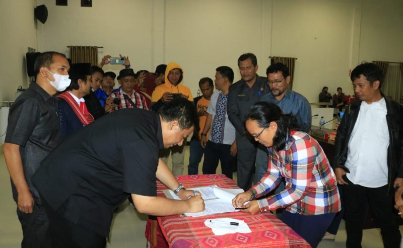 Bupati Samosir bersama DPRD Kabupaten Samosir menandatangani persetujuan bersama Ranperda tentang APBD 2023 menjadi Perda. Penandatangan dilakukan Bupati Samosir Vandiko T Gultom bersama Wakil Ketua DPRD Samosir Nasib Simbolon dan Pantas M Sinaga di Gedung DPRD.