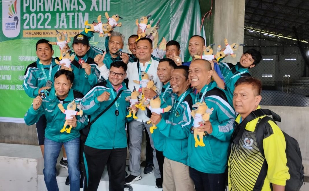 Ketua PWI Sumut H Farianda Putra Sinik dan Sekretaris SR Hamonangan Panggabean bersama tim futsal 40 tahun Sumut yang meraih perunggu Porwanas 2022 di Malang.