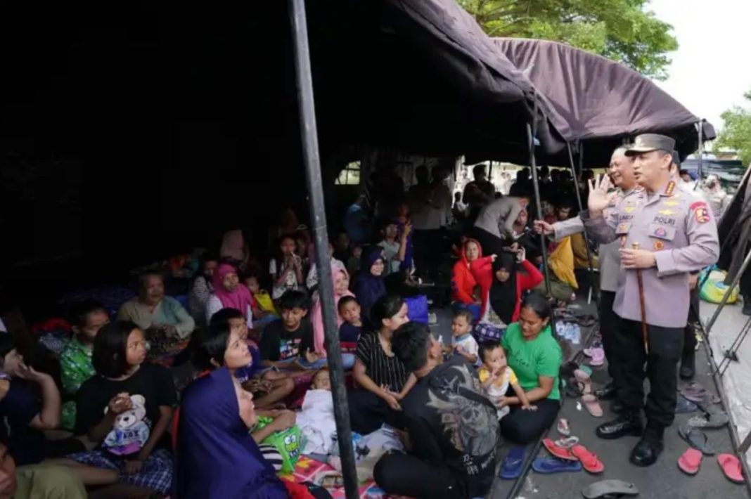 Kapolri Jenderal Polisi Listyo Sigit Prabowo meninjau secara langsung beberapa tenda pengungsian masyarakat yang menjadi korban bencana.