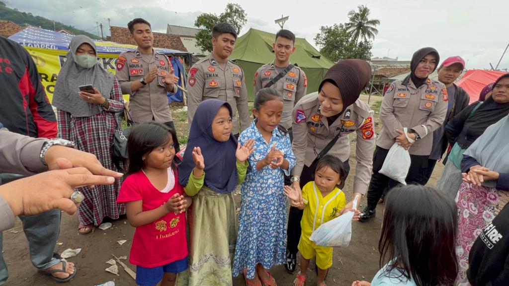 Polres Subang melaksanakan trauma healing terhadap para korban terdampak bencana alam gempa bumi di Kampung Babakan Biru, Desa Sukaresmi, Kecamatan Sukaresmi, Kabupaten Cianjur, Provinsi Jawa Barat.