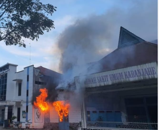 Salah satu gedung RSU Kabanjahe terbakar.