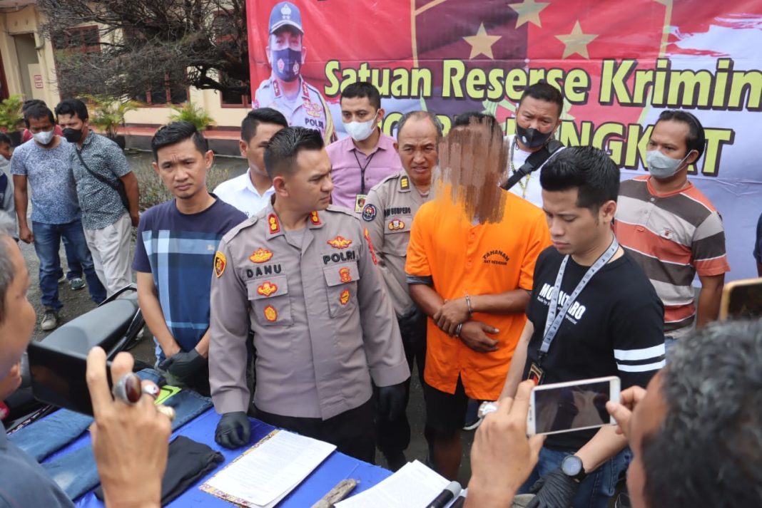 Kapolres Langkat AKBP Danu Pamungkas Totok (kiri) menginterogasi tersangka IMH (tengah) dalam press rilis di Mapolres Langkat.