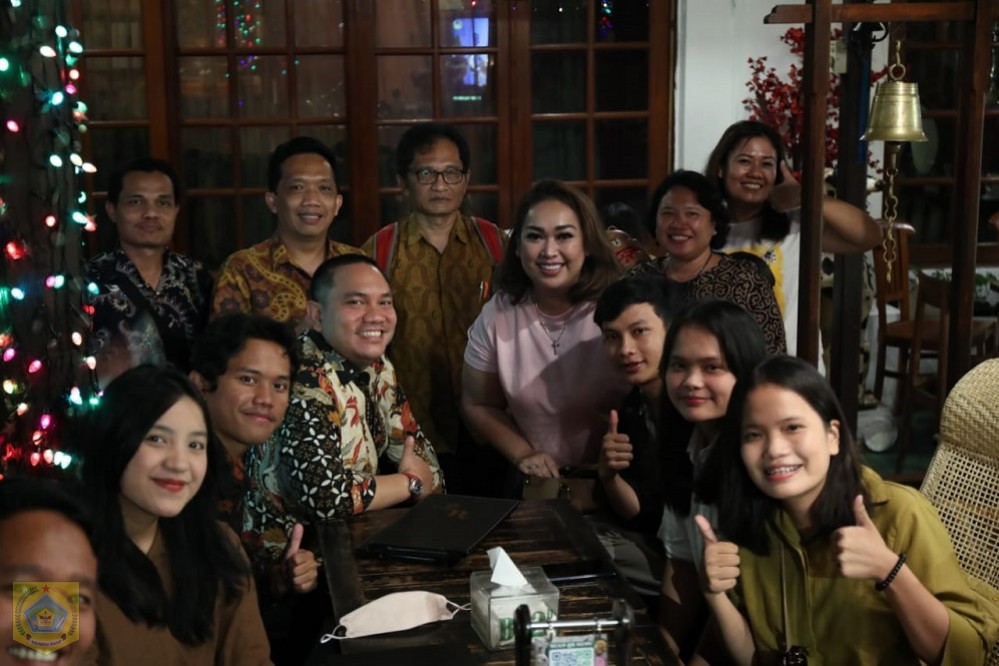 Bupati Pakpak Bharat Franc Bernhard Tumanggor bersama istri, Ny Juniatry Franc Tumanggor bertemu beberapa mahasiswa UGM asal Kabupaten Pakpak Bharat.