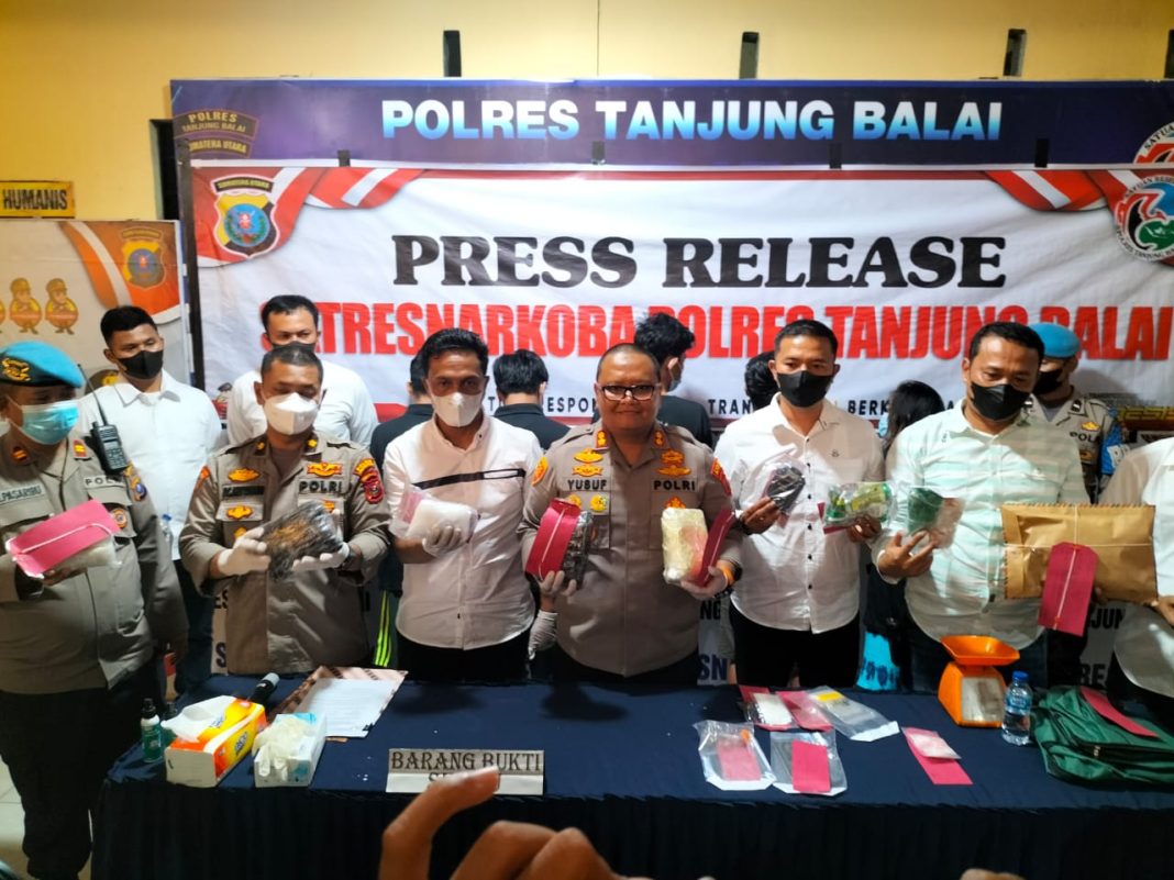 Kapolres AKBP Ahmad Yusuf Afandi didampingi Kasat Narkoba Iptu Reynold Silalahi dan jajaran saat menggelar press release dengan menghadirkan tersangka serta barang bukti di Mapolres Tanjungbalai.