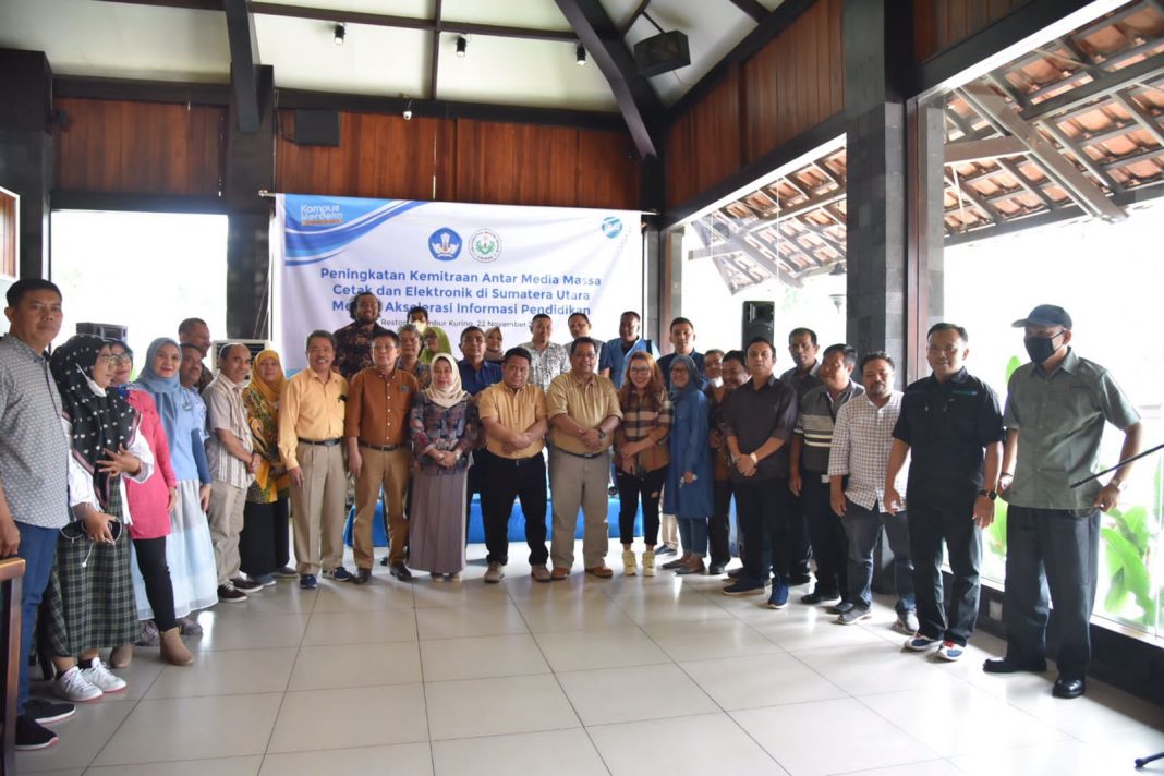 Rektor Unimed Dr Syamsul Gultom dan para wartawan foto bersama di Medan.