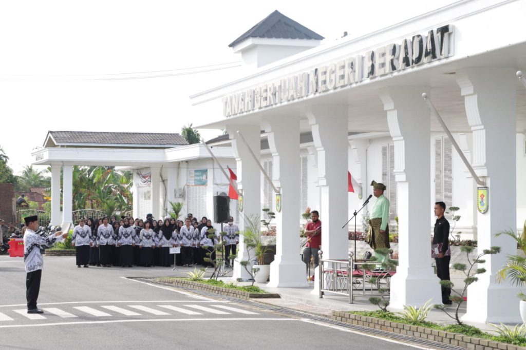 Pemkab Sergai melaksanakan upacara Hari Guru ke 77 yang dilaksanakan di lapangan Kantor Bupati Sergai, Sei Rampah.