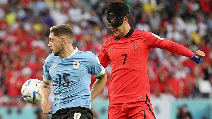 Pemain Uruguay Federico Valverde berduel dengan pemain Korea Selatan Son Heung-min pada laga Grup H antara Uruguay vs Korea Selatan di Education City Stadium, Al Rayyan, Qatar.