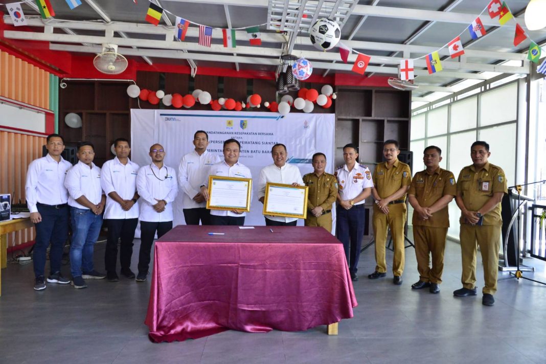 Bupati Batubara Ir H Zahir MAP foto bersama dengan Manager PLN UP3 Pematangsiantar Petrus Gading Aji NP didampingi Kepala Bapenda Batubara Rijali, Plt Kadis Perhubungan Berlin Sofian Hutabarat, Kabag Tata Pemerintahan Yasser Abdillah dan sejumlah pejabat di lingkungan Pemkab Batubara lainnya usai penandatanganan MoU digelar di Hotel Singaporeland, Kecamatan Sei Balai.