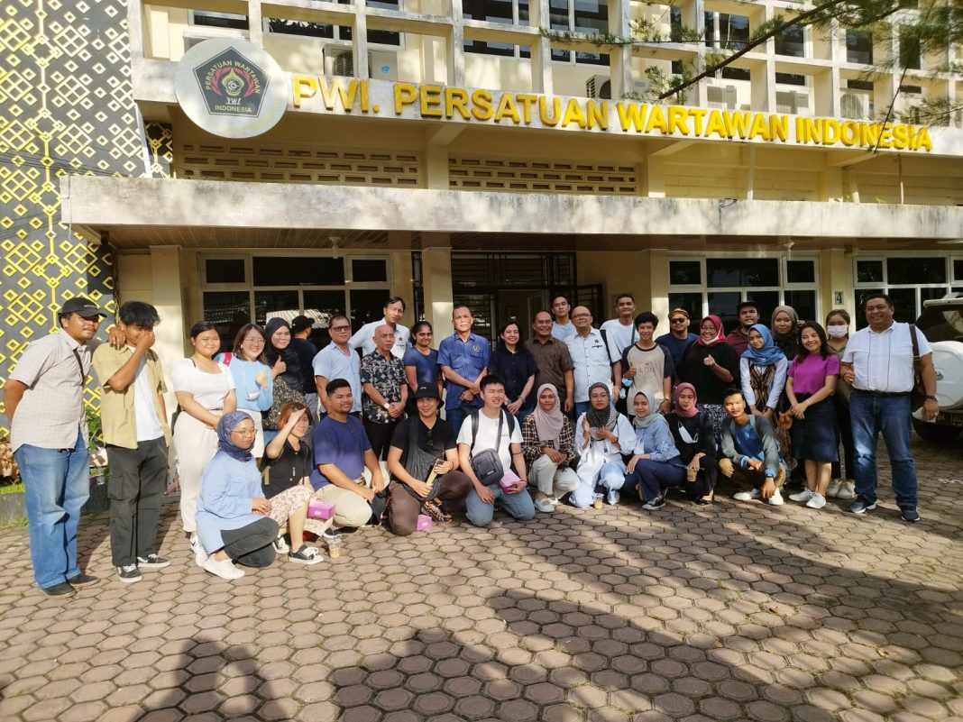 Mahasiswa USM berkunjung ke PWI Sumut, Jalan Adinegoro Medan, dan foto bersama.