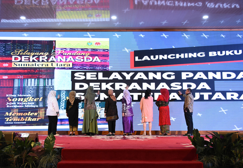 Dekrnasda Sumut meluncurkan “Buku Selayang Pandang Dekranasda Sumut” di Aula Tengku Rizal Nurdin, Rumah Dinas Gubernur Sumut, Jalan Sudirman Nomor 41 Medan.