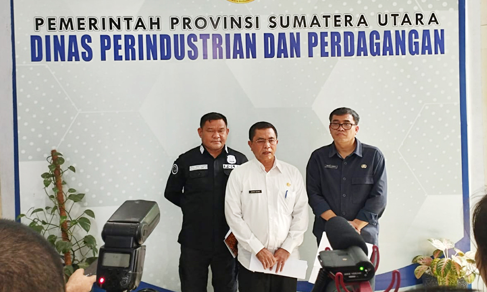 Kepala Disperindag Sumut Aspan Sofian, Kepala Biro Prekonomian Setdaprov Sumut Naslindo Sirait memberikan keterangan pers usai memimpin rapat hasil sidak dan monitoring harga dan stok bahan pokok di beberapa pasar di Kota Medan dan sekitarnya, di Aula Kantor Disperindag Sumut Jalan Putri Hijau, Nomor 6 Medan.