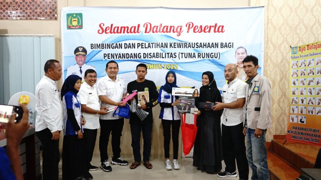 Kepala Dinas Sosial Langkat Taufik Rieza SSTP MAP foto bersama dengan pengurus DPC Gerkatin Kabupaten Langkat dan lainnya di Aula Kantor Dinas Sosial Langkat, Stabat, Rabu (7/12/2022).