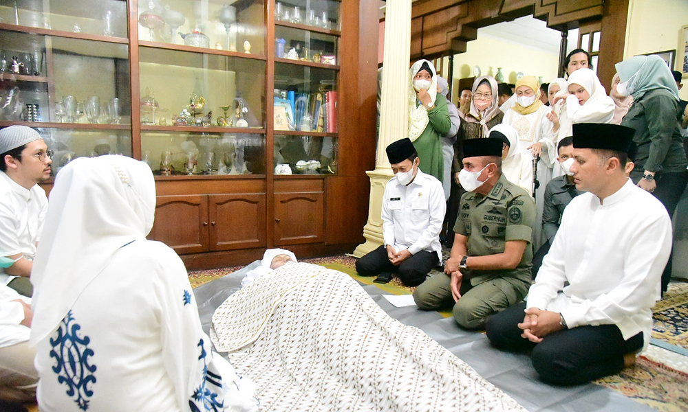 Gubernur Sumut Edy Rahmayadi bertakziah atas meninggalnya abang ipar Wagub Sumut Musa Rajekshah, yakni Ridho Hidayah bin H Rusli Usman di Jalan Medan Area Selatan, Medan, Rabu (7/12/2022).