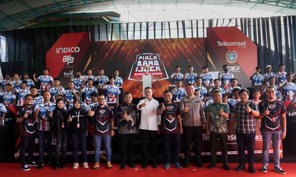 Wakil Gubernur Sumut Musa Rajekshah foto bersama dengan lainnya di Grand Final game Free Fire yang digelar di Lapangan Indoor SMK IT Tritech Medan.