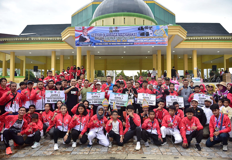 Gubernur Sumut Edy Rahmayadi foto bersama dengan lainnya saat acara Gebyar Olahraga Masyarakat dan Tali Asih Peraih Medali Fornas VI di Lapangan Astaka, Jalan Pancing/ Williem Iskandar, Deliserdang.