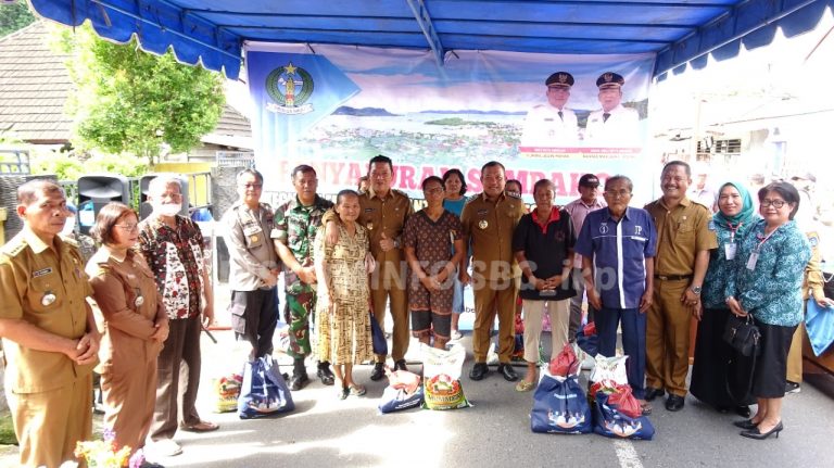 Wali Kota Sibolga H Jamaluddin Pohan bersama Wakil Wali Kota Sibolga Pantas Maruba Lumban Tobing didampingi lainnya menyerahkan secara simbolis sembako dalam kegiatan fasilitasi bansos kesejahteraan keluarga JPS II Kota Sibolga 2022 di Kelurahan Sibolga Ilir dan Kelurahan Aek Muara Pinang.