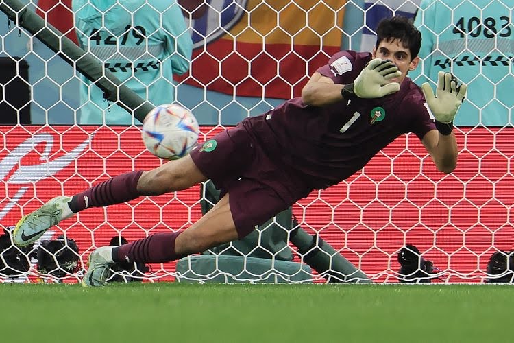 Kiper Maroko Yassine Bounou alias Bono mengantisipasi bola pada adu penalti selama pertandingan 16 besar Piala Dunia 2022 Qatar antara Maroko vs Spanyol di Stadion Education City di Al-Rayyan, barat Doha, Selasa (6/12/2022).