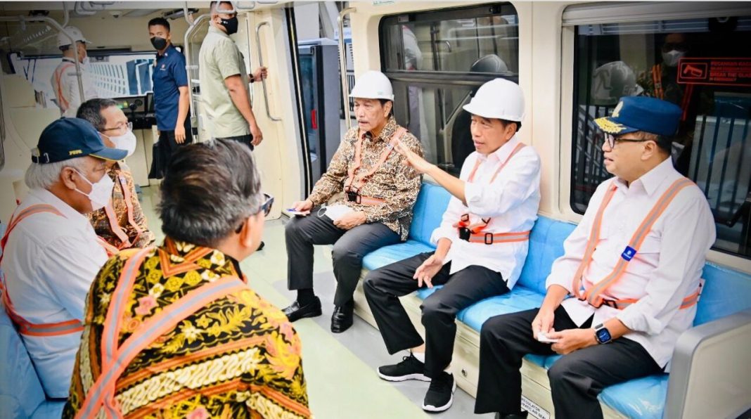 Presiden RI Jokowi melakukan uji coba proyek kereta LRT Jabodebek.