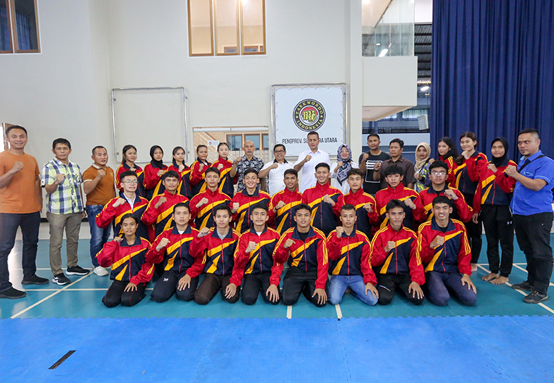 Wakil Gubernur Sumut Musa Rajekshah foto bersama dengan lainnya saat melepas keberangkatan para atlet junior dan senior yang mengikuti Kejurnas PBTI di GOR Cemara Asri Medan.