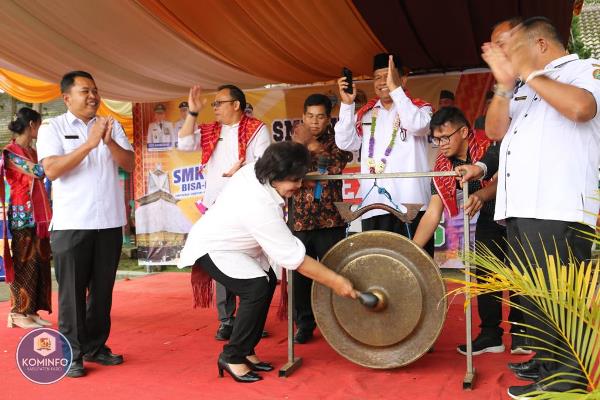 Bupati Karo Cory S Sebayang membuka Ethnic Expo Project SMK Negeri 1 Berastagi dengan memukul gong di SMK Negeri, Jalan Jamin Ginting, Berastagi.