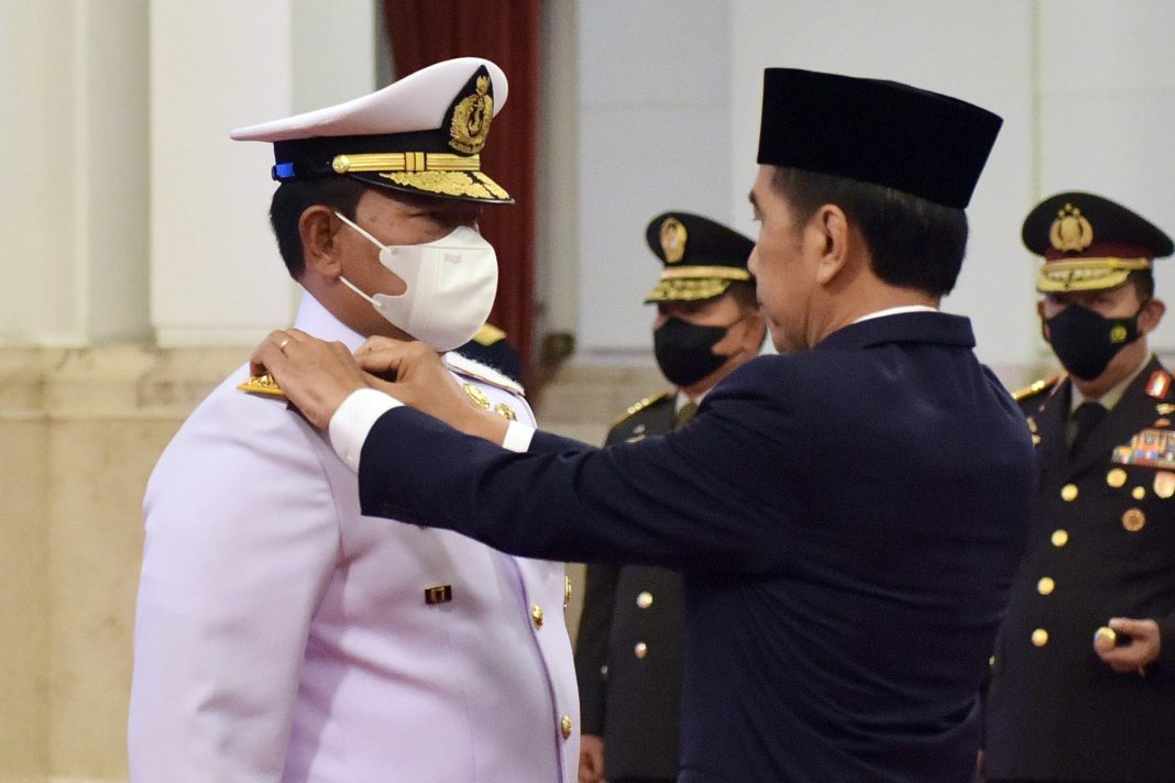 Presiden Jokowi melantik Panglima TNI Laksamana Yudo Margono yang baru, di Istana Negara, Jakarta.