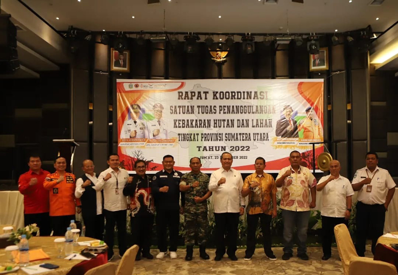 Kepala BPBD Sumut Abdul Haris Lubis foto bersama dengan lainnya pada Rakor tersebut di Hotel Le Polonia Medan.