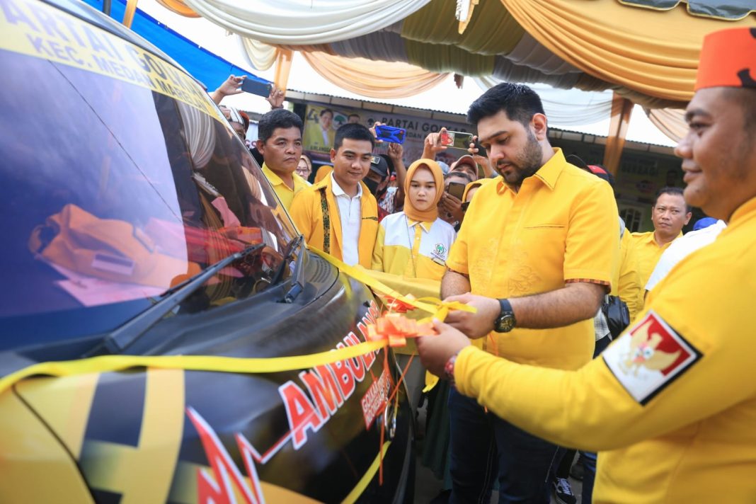 Ketua Partai Golkar Kota Medan M Rahmaddian Shah melaunching mobil ambulans di Kecamatan Medan Marelan.