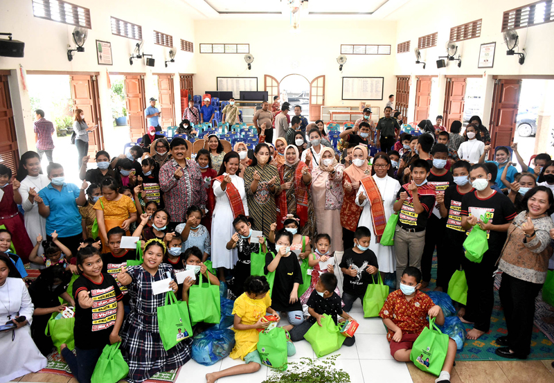 Ketua TP PKK Sumut Nawal Lubis foto bersama dengan lainnya usai mengunjungi di SLB-C Karya Tulus, Jalan Namo Pecawir, Dusun III, Kecamatan Pancurbatu, Kabupaten Deliserdang.