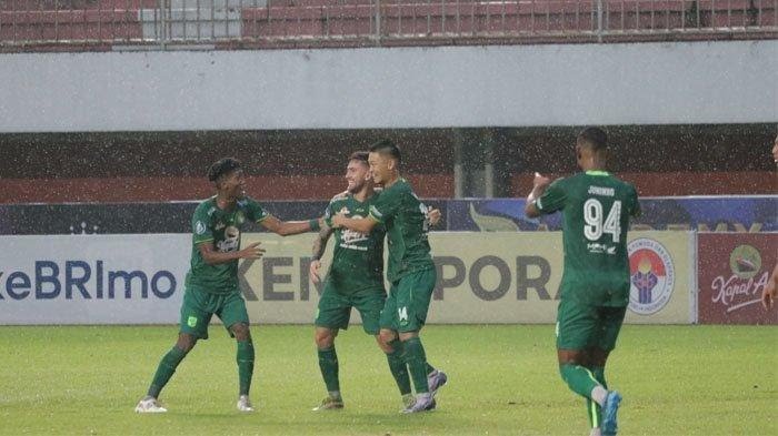 Persebaya Surabaya berhasil menang tipis atas Dewa United dengan skor 2-1 pada laga pekan ke-17 Liga 1 2022/2023 di Stadion Manahan, Surakarta.