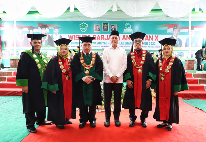 Wakil Gubernur Sumut Musa Rajekshah foto bersama dengan lainnya usai hadiri Wisuda Angkatan X Univa di Kampus Univa Jalan Sempurna, Kecamatan Rantau Selatan, Labuhanbatu.