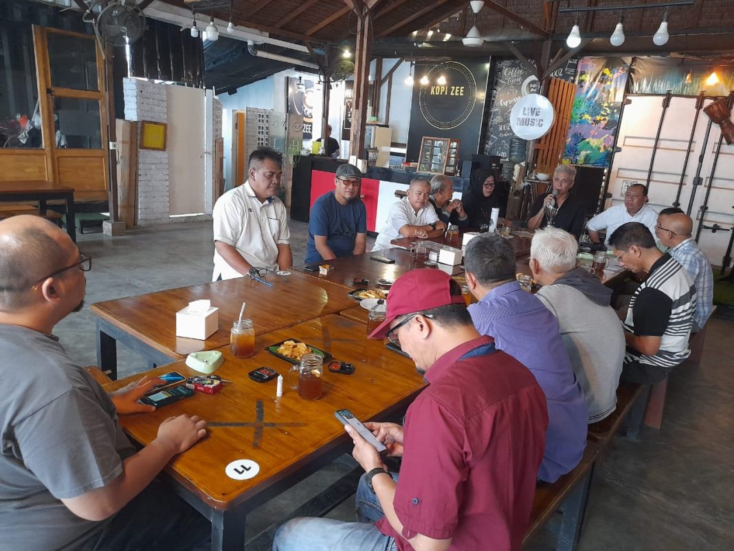 Panitia Penyelenggara Truf & Karoke sedang rapat di Kallery Cafe, Jalan Karya, Sei Agul Medan.