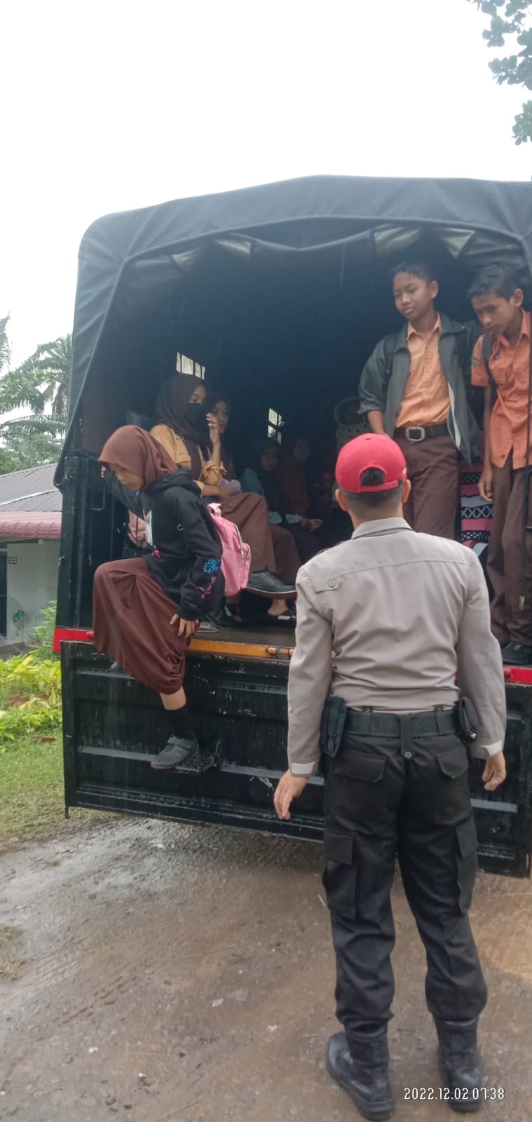 Sejumlah pelajar yang terdampak banjir di langkat diantar ke sekolah naik truk SPN Polda Sumut.