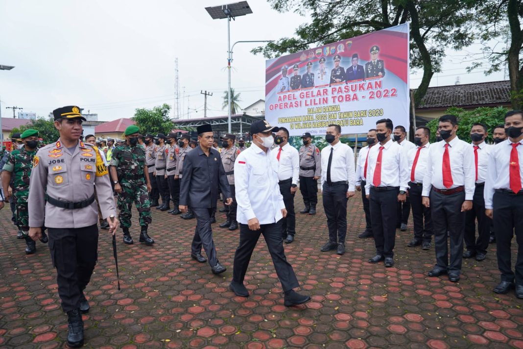 Bupati Batubara Ir H Zahir MAP didampingi Kapolres Batubara AKBP Jose DC Fernandes memeriksa barisan personel saat apel pasukan Operasi Lilin Toba 2022 di halaman Mapolres Batubara, Jalan Perintis Kemerdekaan, Kelurahan Lima Puluh Kota, Kecamatan Lima Puluh.