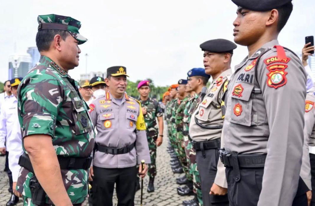 Kapolri Jenderal Polisi Listyo Sigit Prabowo dan Panglima TNI Laksamana Yudo Margono memeriksa barisan personel saat apel pasukan Operasi Lilin 2022 dalam rangka pengamanan perayaan Nataru di Lapangan Monas, Jakarta.