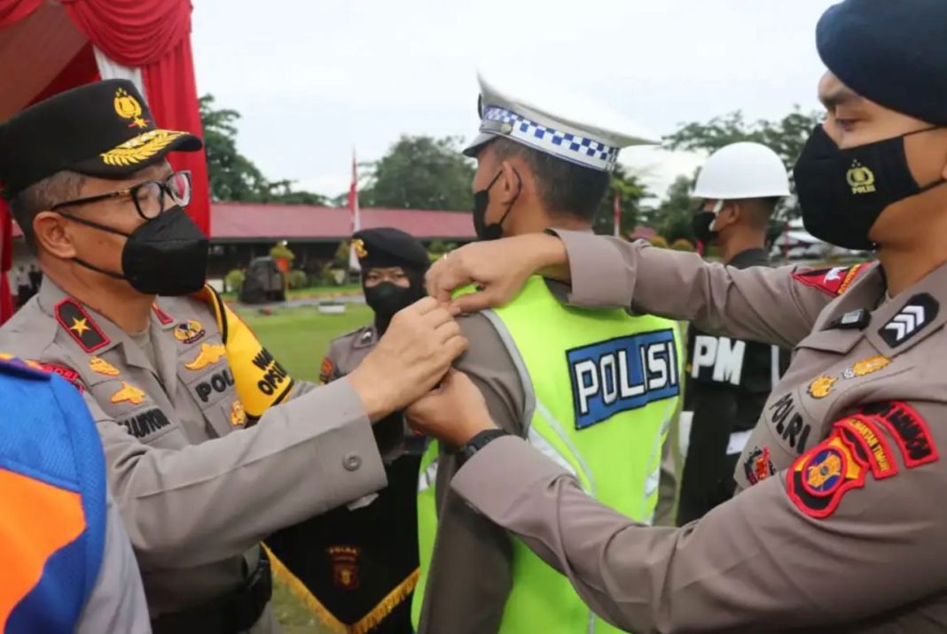 Wakapolda Kaltim Brigjen Pol Drs Mujiyono SH MHum memimpin apel pasukan dalam rangka Operasi Lilin Mahakam 2022 di Lapangan SPN Polda Kaltim.