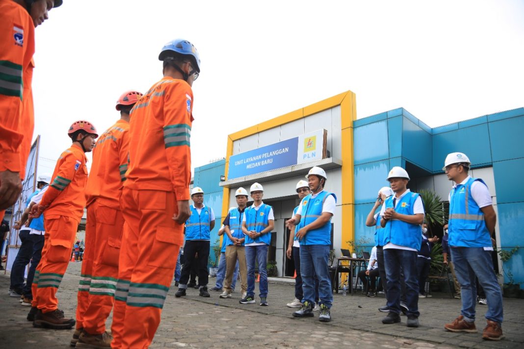 General Manager PT PLN UID Sumut Tonny Bellamy menyampaikan pengarahan apel siaga untuk kesiapan listrik Nataru.