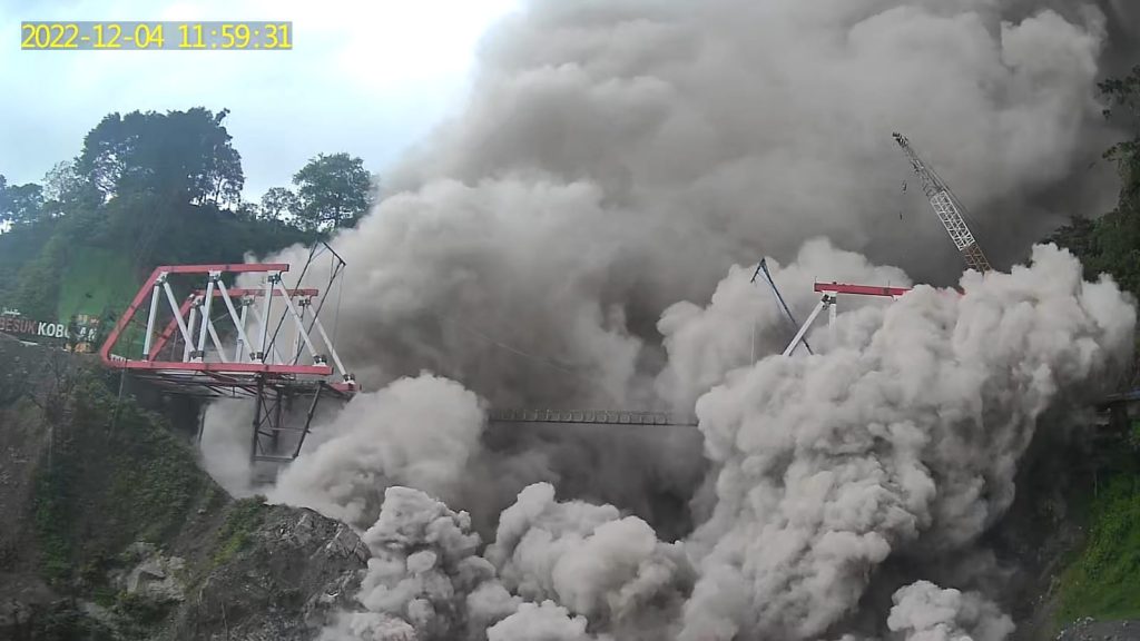 Luncuran APG sudah mencapai 19 kilometer bahkan telah melewati Jembatan Gladak Perak.