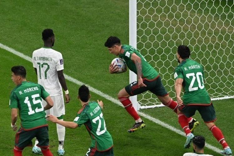 Penyerang timnas Meksiko, Henry Martin (20), merayakan gol yang ia cetak ke gawang timnas Arab Saudi pada laga terakhir Grup C Piala Dunia 2022 yang digelar di Stadion Lusail, Doha.