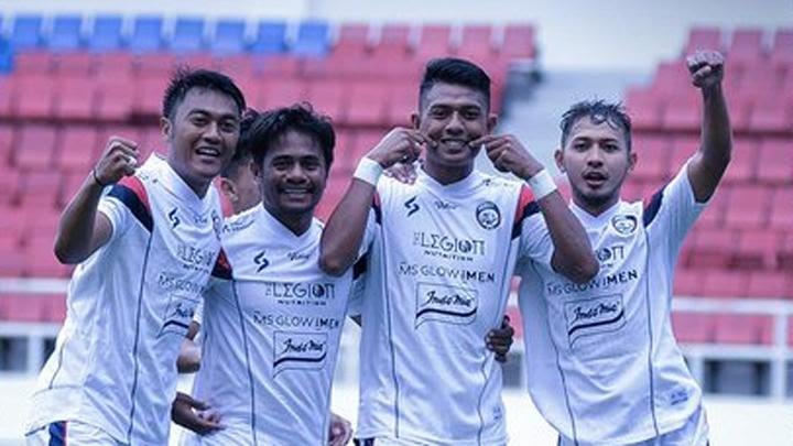 Pemain Arema FC berselebrasi setelah mengalahkan Persis Solo dalam laga lanjutan Liga 1, Minggu (11/12/2022).